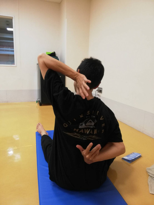 ヨガ教室で肩周りが硬い男性